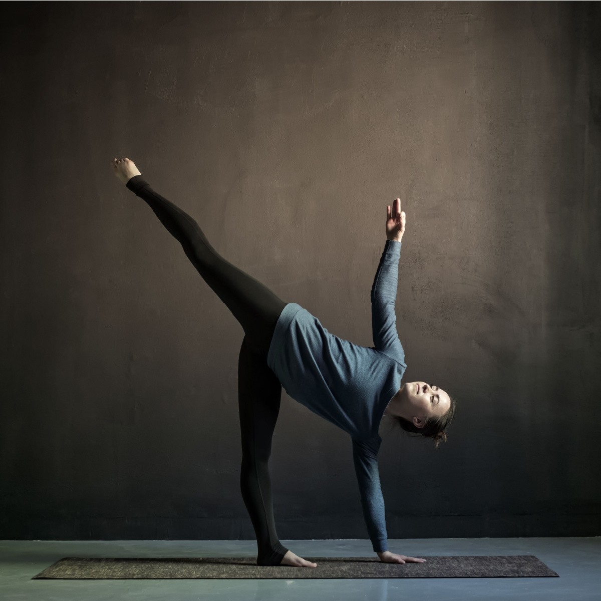 Chia sẻ 3 động tác yoga cơ bản cực dễ nhưng giúp nắn chỉnh dáng đẹp, cơ thể dẻo dai