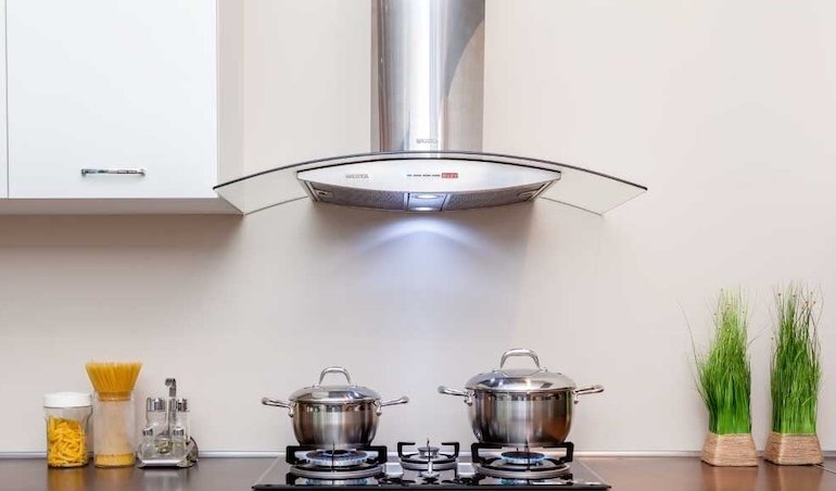 Chia sẻ kinh nghiệm thiết kế vị trí lắp đặt giữa máy hút mùi và bếp là bao nhiêu?