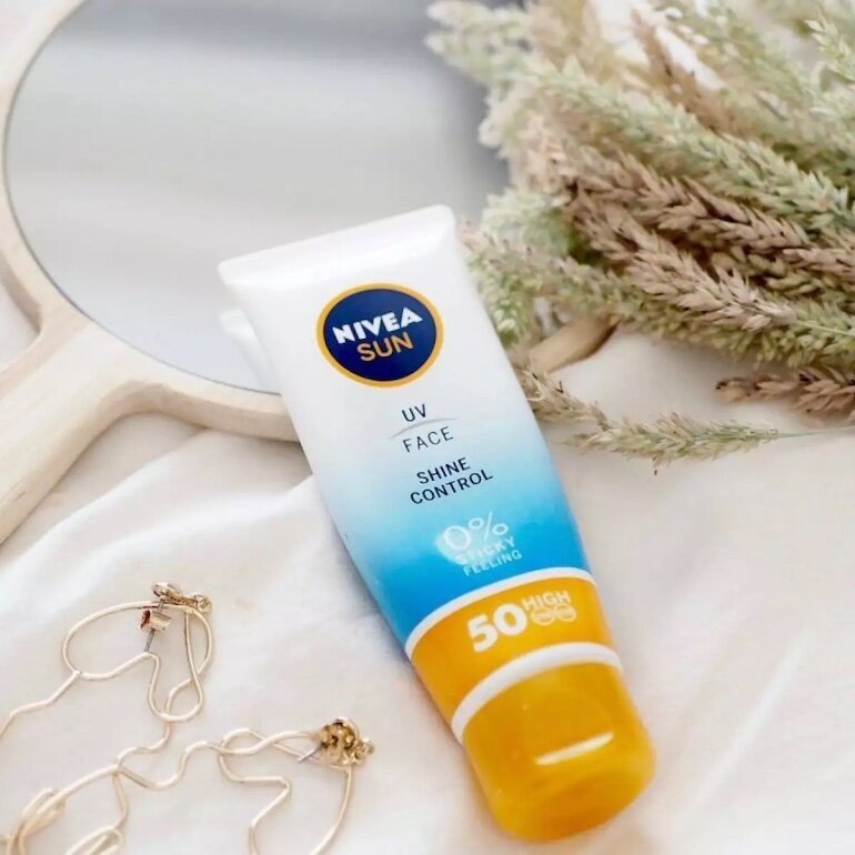 Đánh giá chi tiết về dòng về kem chống nắng Nivea Dòng UV Face Shine Control