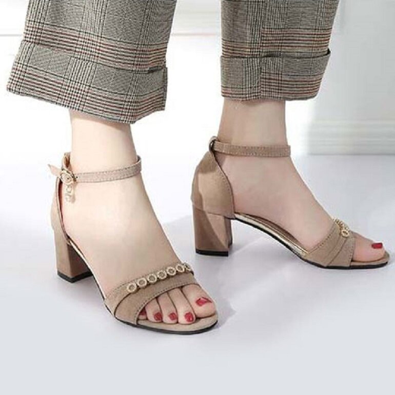 Những cách mix đồ với sandal nữ cao gót mới nhất bạn nữ nên biết