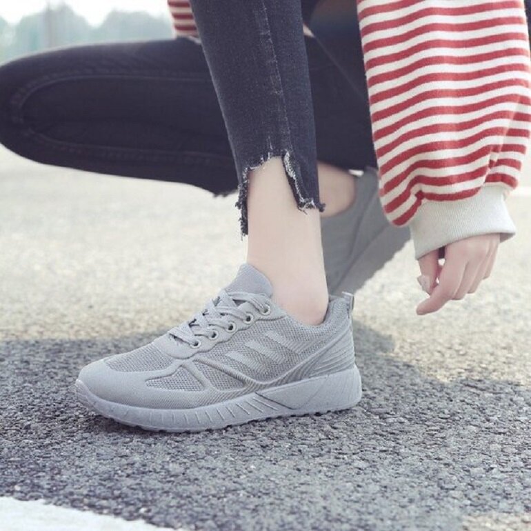 Những lý do mà bạn nên có một đôi giày thể thao nữ sneaker trong tủ đồ?