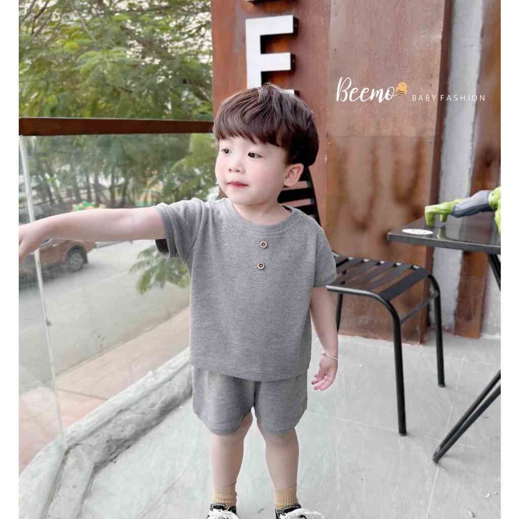 Bộ thun trơn phong cách Hàn cho bé Beemo,Chất liệu cotton mềm mại, thoáng mát,Thiết kế basic đính cúc gỗ nổi bật B269