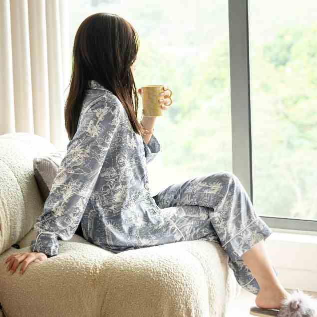 Bộ Pyjamas Nữ Mặc Nhà Áo Dài Quần Dài Chất Liệu Lụa In Họa Tiết Paris LILAS BLANC