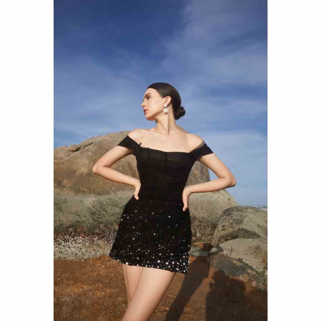 MAVEN - Váy đen trễ vai phối lưới đính kết Meshia Black Dress