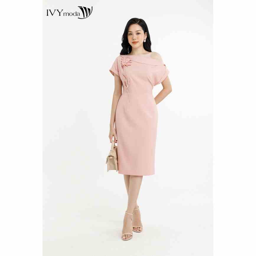 Đầm ôm lệch vai đính hoa nổi nữ IVY moda MS 48M7474