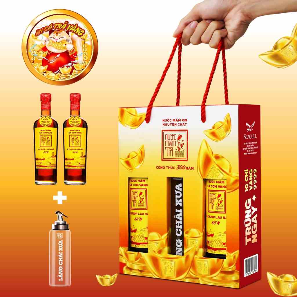 Quà tết 2023 Cặp 2 chai nước mắm Tĩn Cá Cơm Vàng 60 đạm 500ml/chai ủ chượp lâu năm và 1 bình rót một chạm cao cấp 500ml