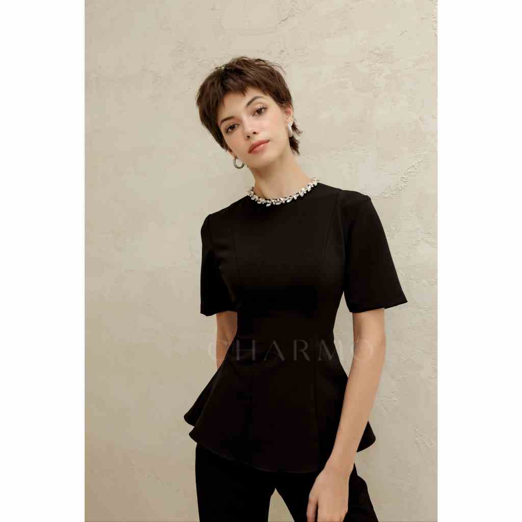 Áo thiết kế CHARMO cổ tròn đính đá trắng form peplum Basic Necklace Top