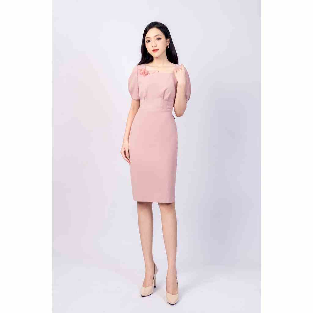 [Mã BMLTB35 giảm đến 35K đơn 99K] Đầm bút chì thẳng, cổ U, tay ngắn xếp ly MMOutfit M-DA060421212