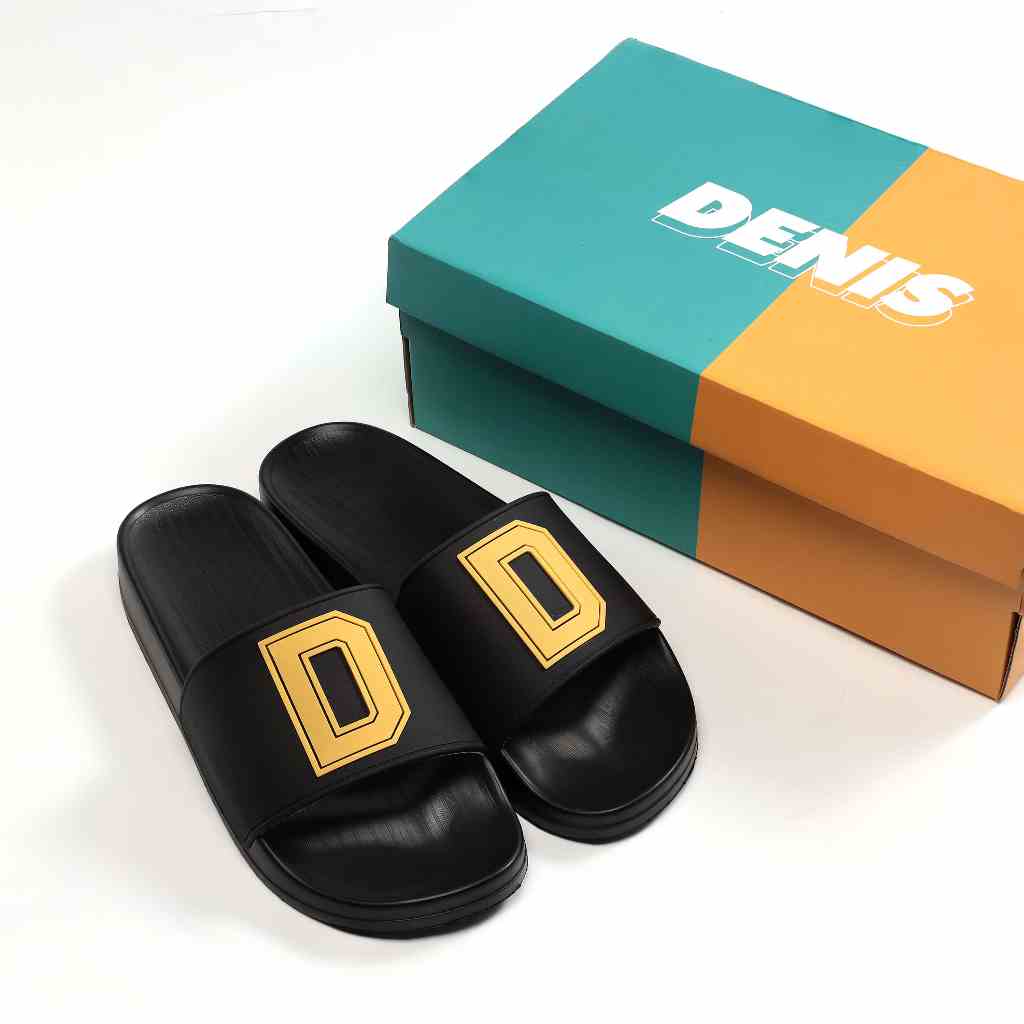 Dép quai ngang Denis CD02 Unisex Slipper Full đen chữ D vàng Năng động