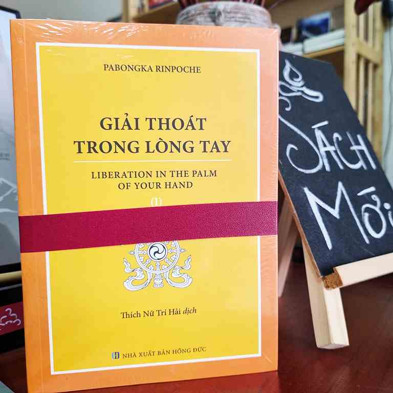 Sách - Giải Thoát Trong Lòng Tay (Thích Nữ Trí Hải)