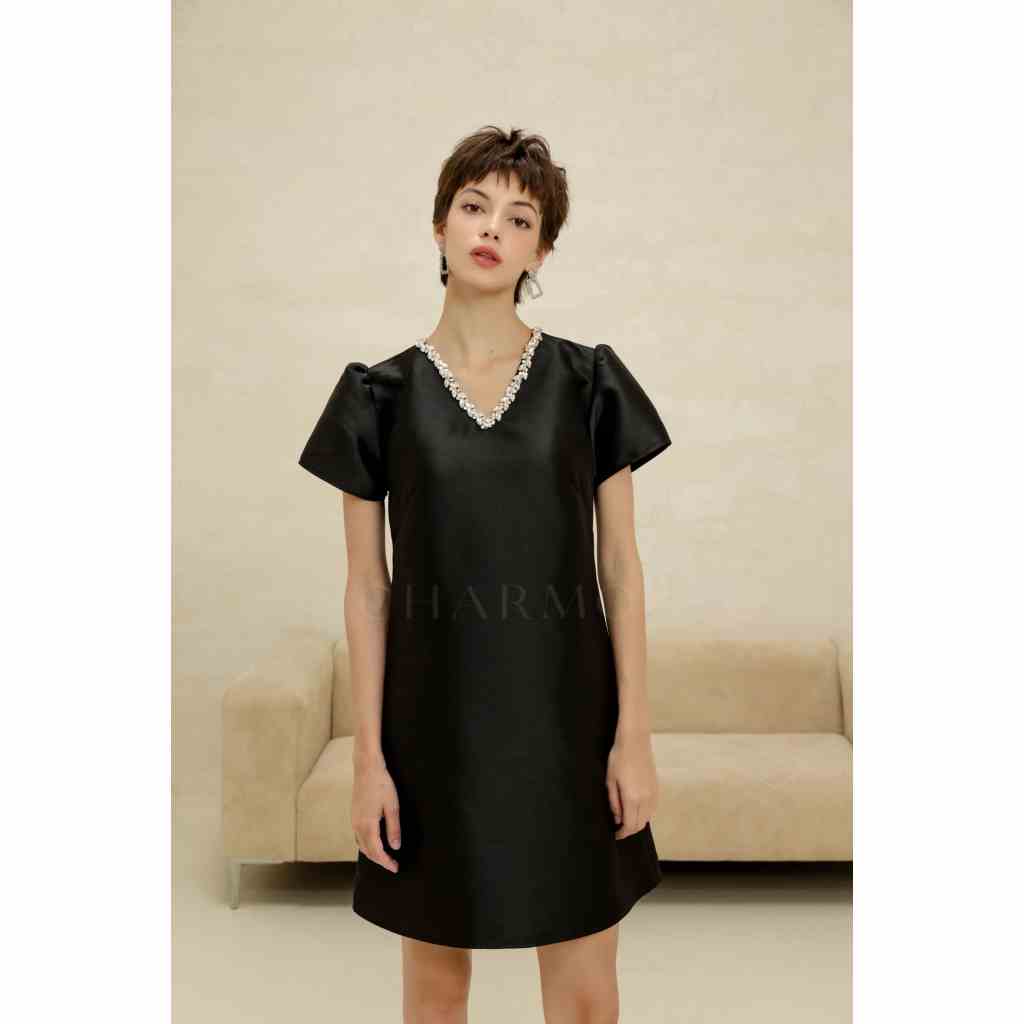 Đầm thiết kế cổ tim CHARMO form suôn rộng, vải tafta trơn không co giãn Vneck Tapta Dress