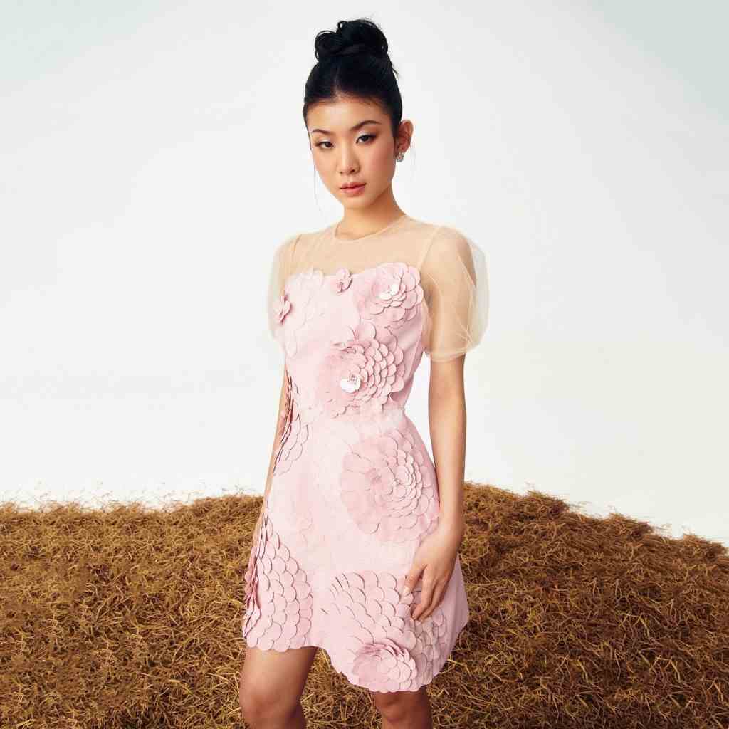 MAVEN - Váy hồng phối lưới trang trí hoa Rosetta Dress