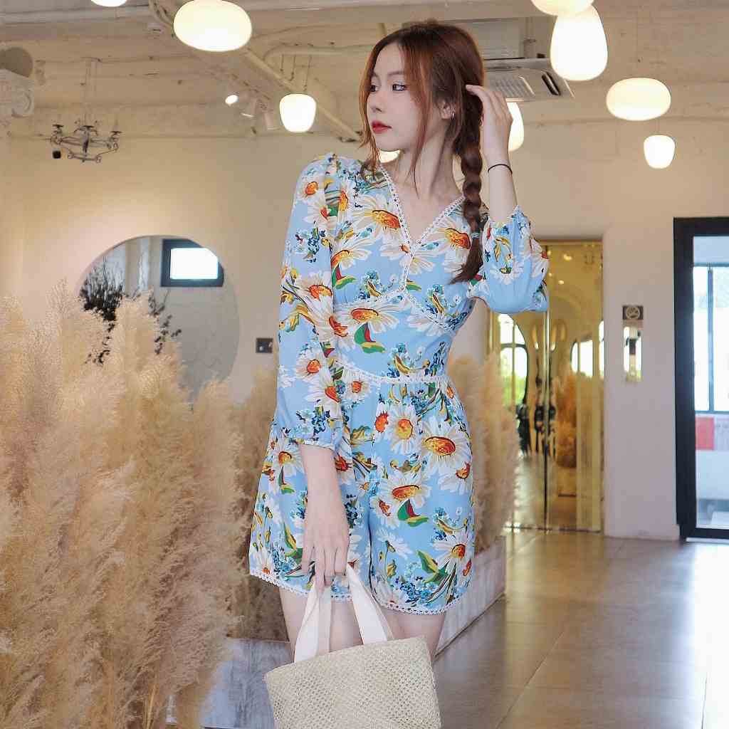 Jumpsuit nữ dáng ngắn họa tiết hoa xanh viền ren trắng vải Mango hoa cao cấp Callene (CC313)