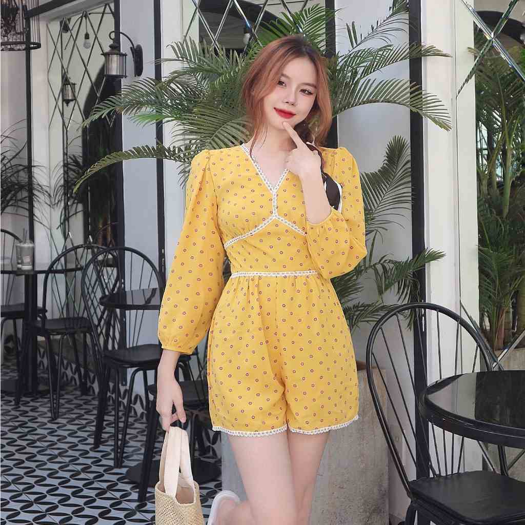 Jumpsuit nữ dáng ngắn họa tiết chấm bi vàng viền ren trắng vải Mango hoa cao cấp Callene (CC313)