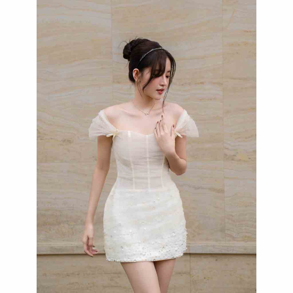 MAVEN - Váy trắng kem trễ vai phối lưới đính kết Meshia Cream Dress