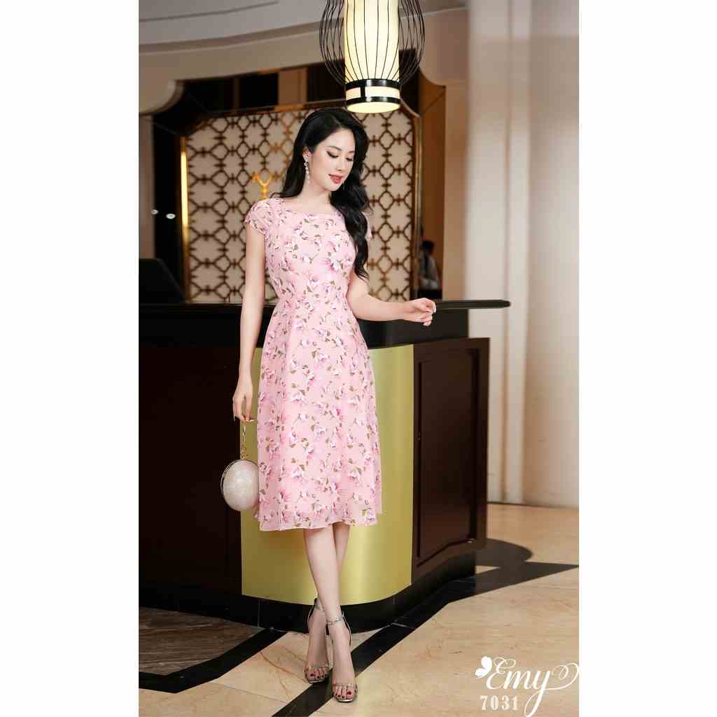 Đầm EMY EM7031  Xoè Hồng Cổ Tròn