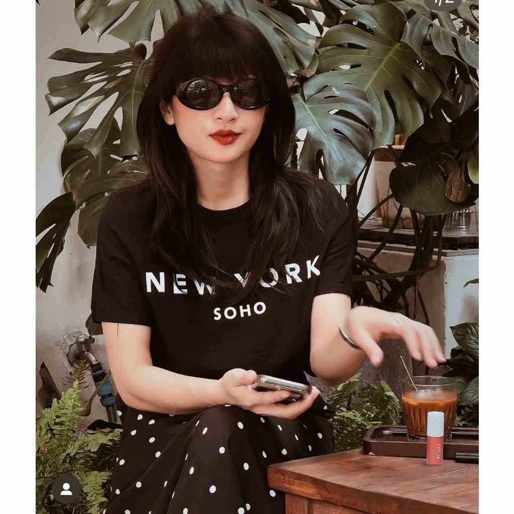 COCO SIN - Áo Lụa In Logo Đen New York Soho Cổ Tròn